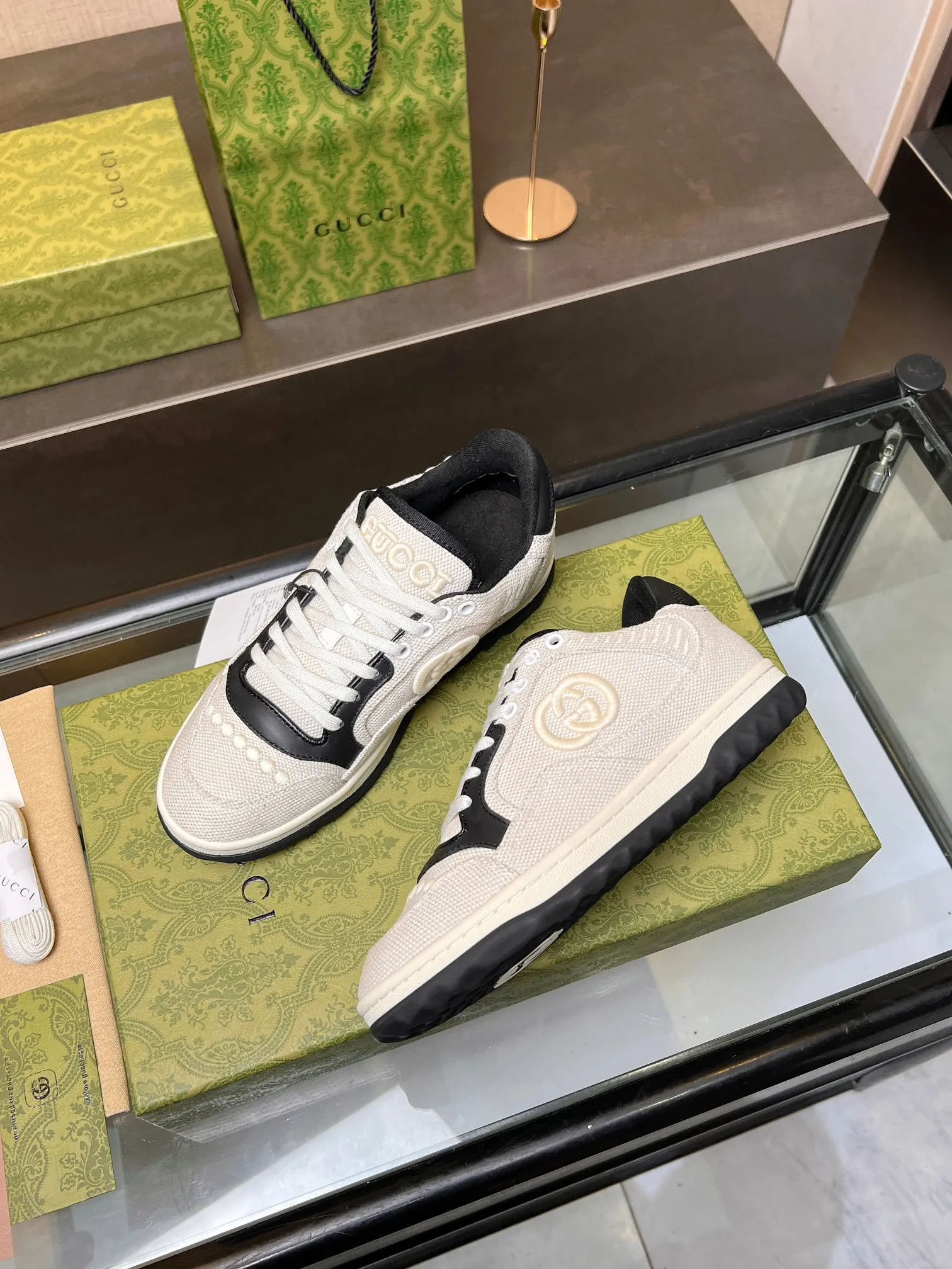 👟👟Ex-factory price 520👟👟 Top version, full styling effect, instant sales of the common practice of soft treading in the market, 💣💣💣Gucci2023 early spring Gucci G home latest hot style MAC80 sports shoes couple style casual retro distressed dirty shoes small dirty shoes small white shoes🌸🌸🌸 original purchase and development Production Gucci MAC80 new hot-selling series. The exquisite and compact interlocking double G logo romantically interprets the aesthetic concept of this series. Made of off-white leather, ▪️Material: original customized imported first-layer cowhide ▪️Inner lining: original customized imported breathable mesh ▪️Outsole: original molded two-color TPU outsole ▪️Sole thickness: 3CM ▪️Size: women's 35-40 / men's 39-45
